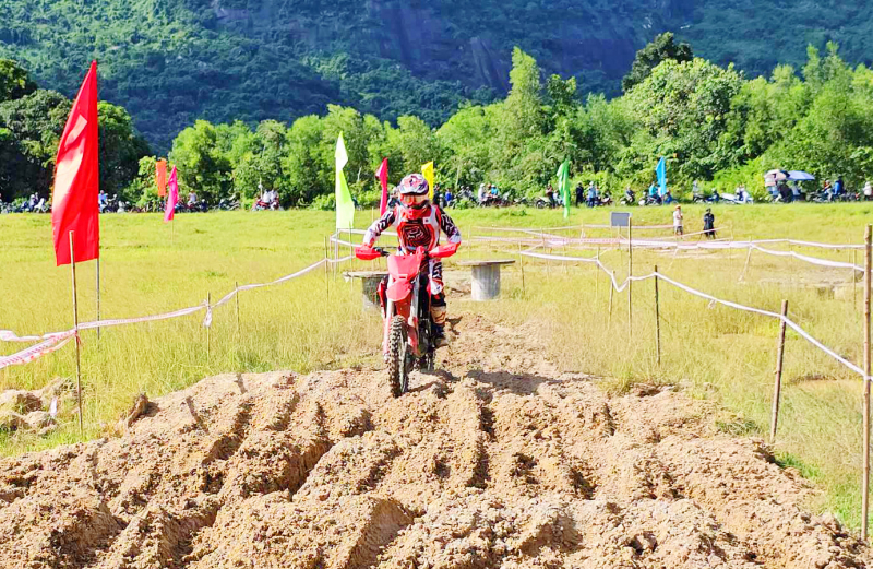 60 “tay lái lụa” trên khắp cả nước, quy tụ về Bảy Núi biểu diễn mô tô địa hình -0