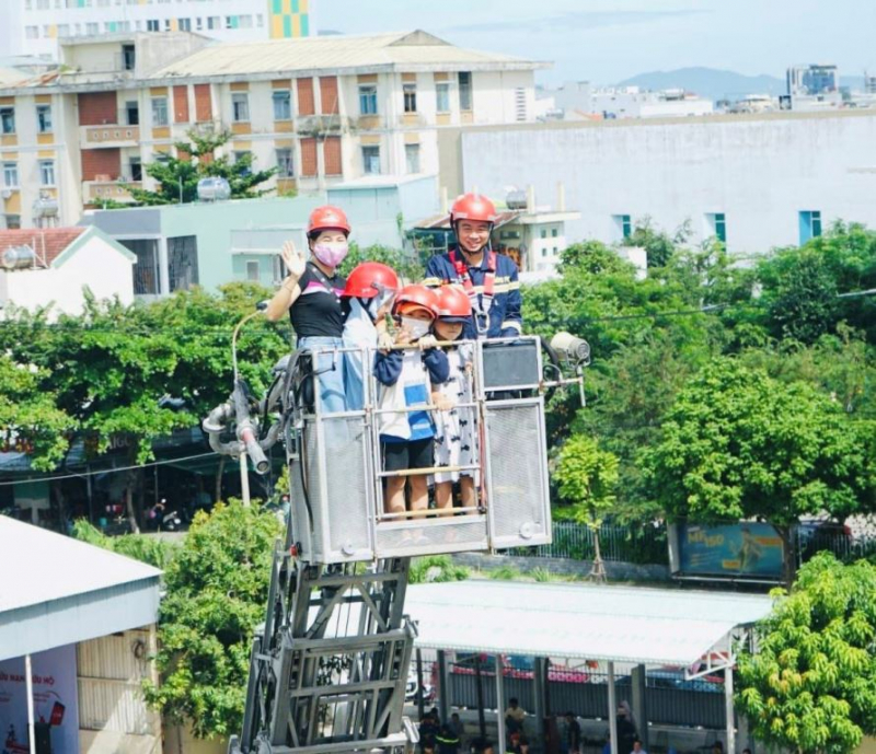 Gần 500 người dân, học sinh tham gia trải nghiệm kỹ năng PCCC và CNCH với phương tiện thiết bị thực tế -0