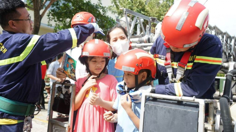 Gần 500 người dân, học sinh tham gia trải nghiệm kỹ năng PCCC và CNCH với phương tiện thiết bị thực tế -0