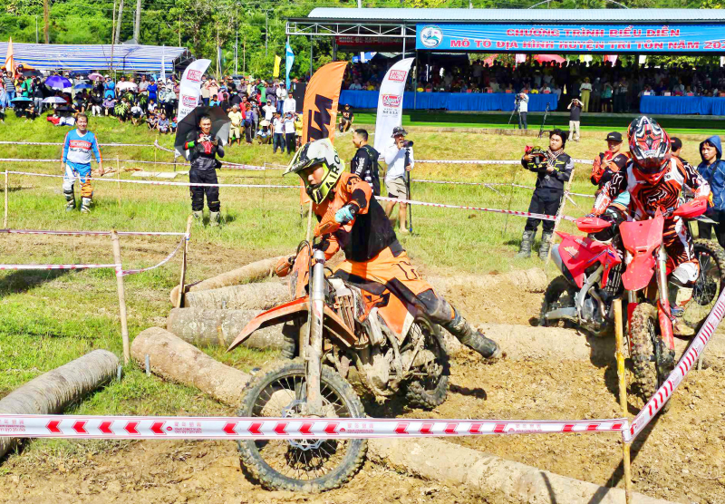 60 “tay lái lụa” trên khắp cả nước, quy tụ về Bảy Núi biểu diễn mô tô địa hình -1