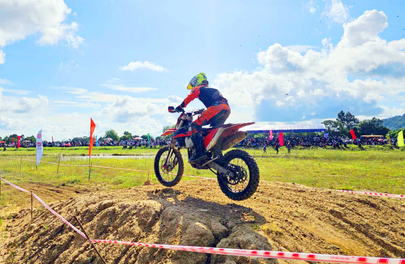 60 “tay lái lụa” trên khắp cả nước, quy tụ về Bảy Núi biểu diễn mô tô địa hình -0