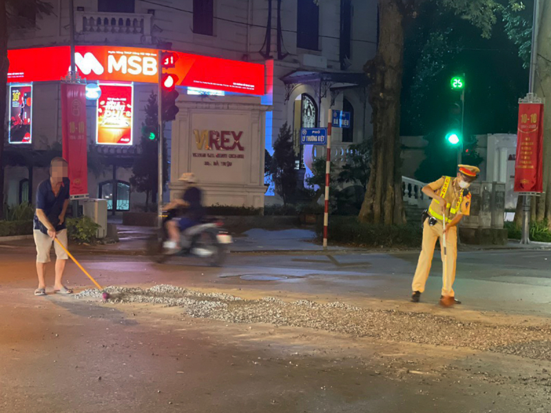 Người dân nhắn Zalo cho CSGT, tài xế làm rơi đất đá bị xử phạt -0