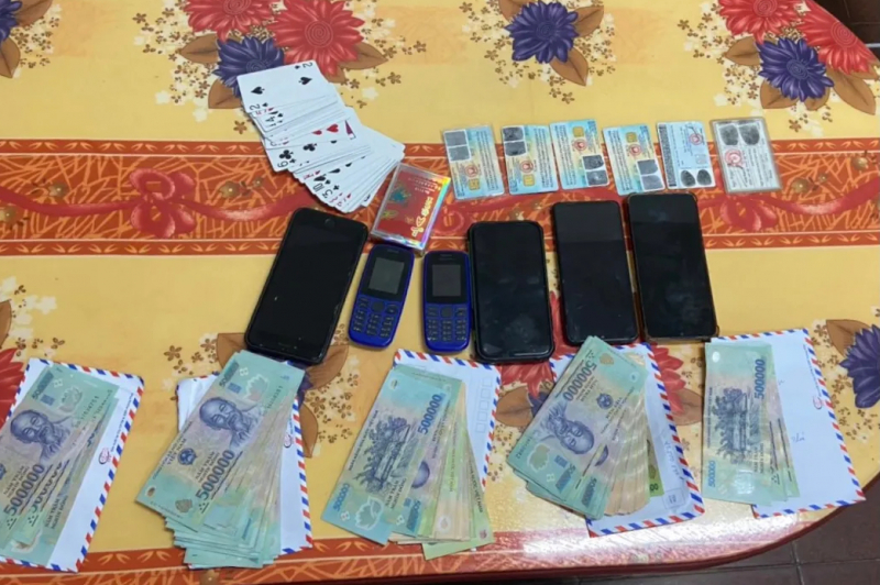 Bắt các đối tượng vào rừng tìm lán trại để đánh bạc -0