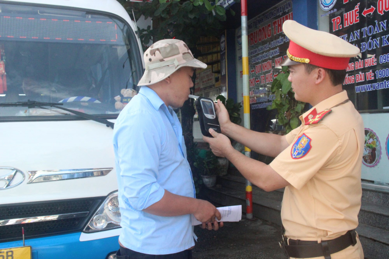 CSGT Thừa Thiên Huế tăng cường kiểm tra nồng độ cồn tài xế xe khách, xe buýt -0