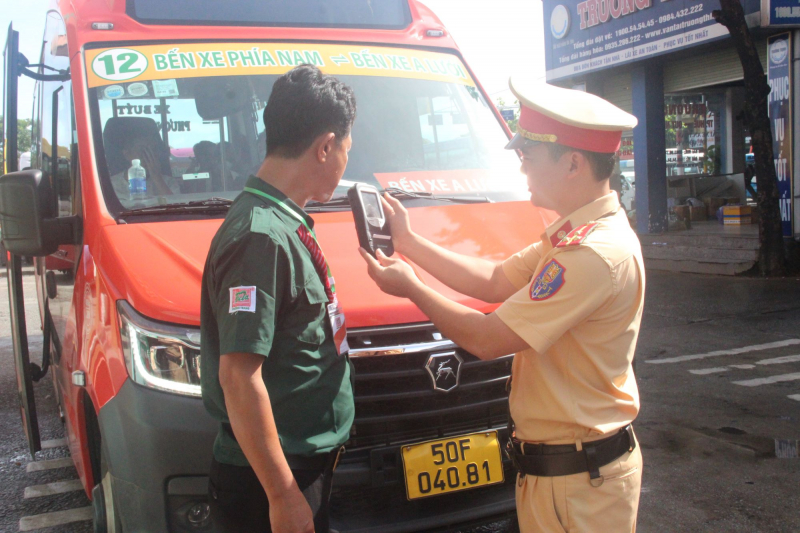 CSGT Thừa Thiên Huế tăng cường kiểm tra nồng độ cồn tài xế xe khách, xe buýt -0