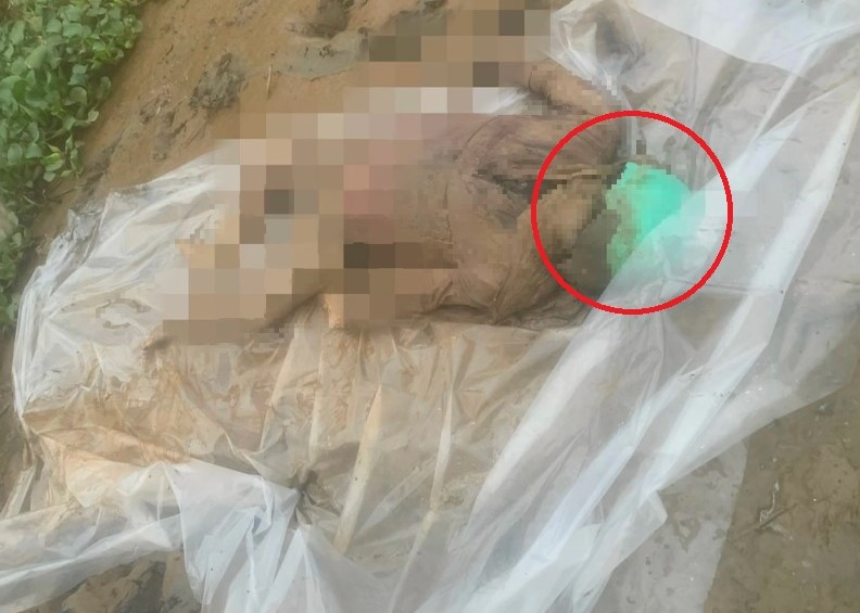 Thi thể người phụ nữ đầu đội mũ bảo hiểm nổi dưới rạch -0