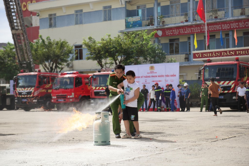 Gần 500 người dân, học sinh tham gia trải nghiệm kỹ năng PCCC và CNCH với phương tiện thiết bị thực tế -0