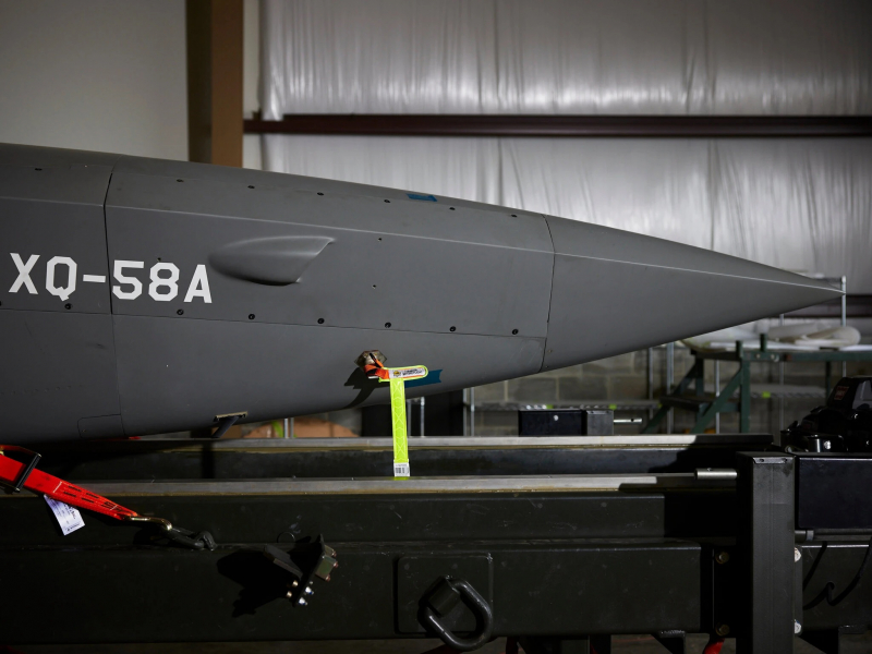 Cỗ máy XQ-58A Valkyrie trong bàn tay con người -1
