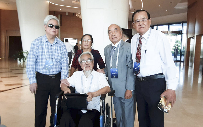 Những cụ già ngụ ở Đồi Rồng -0