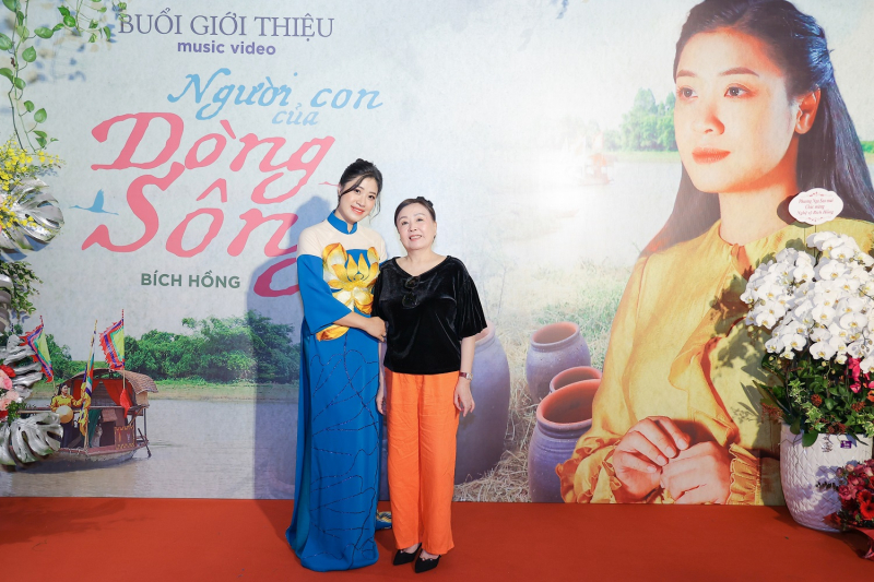 ca sĩ bich hồng và nsnd thu hiền.jpg -0