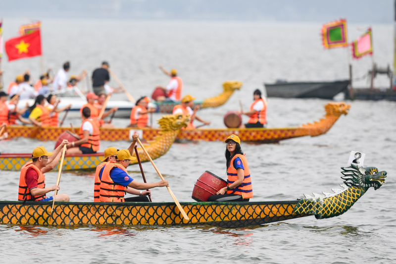 Hanoians enjoyed dragon boat racing -0