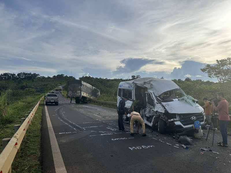 Hé lộ nguyên nhân vụ tai nạn giữa xe tải và xe khách làm 13 người thương vong -0