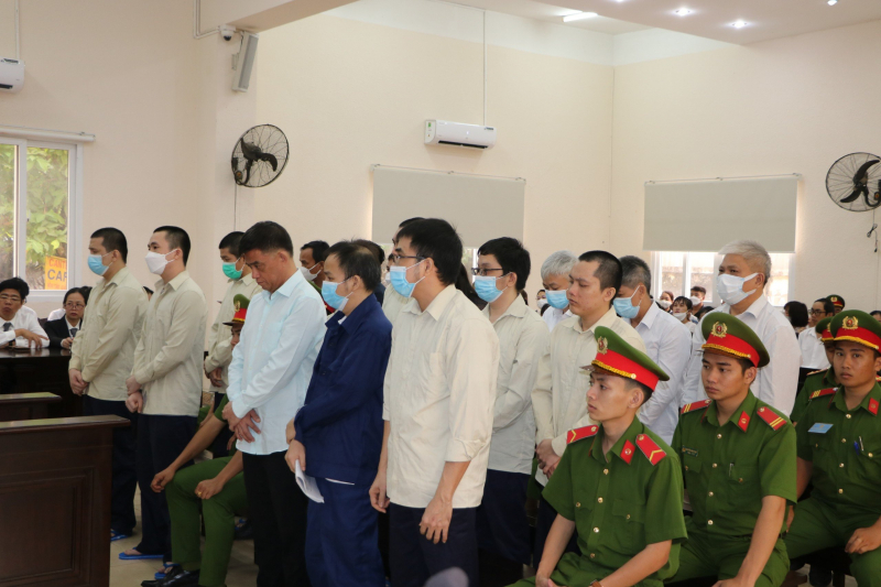 Nhận hối lộ để cấp hàng ngàn giấy phép lao động sai quy định -0