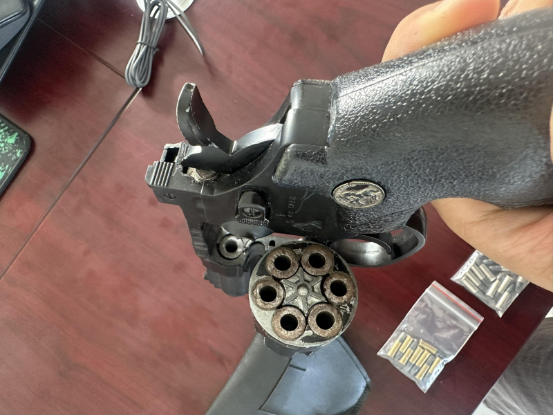 Bắt khẩn cấp nhóm thanh thiếu niên dùng súng “bắn chỉ thiên” uy hiếp thanh trừng đối thủ -1