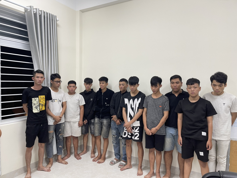 Bắt khẩn cấp nhóm thanh thiếu niên dùng súng “bắn chỉ thiên” uy hiếp thanh trừng đối thủ -0