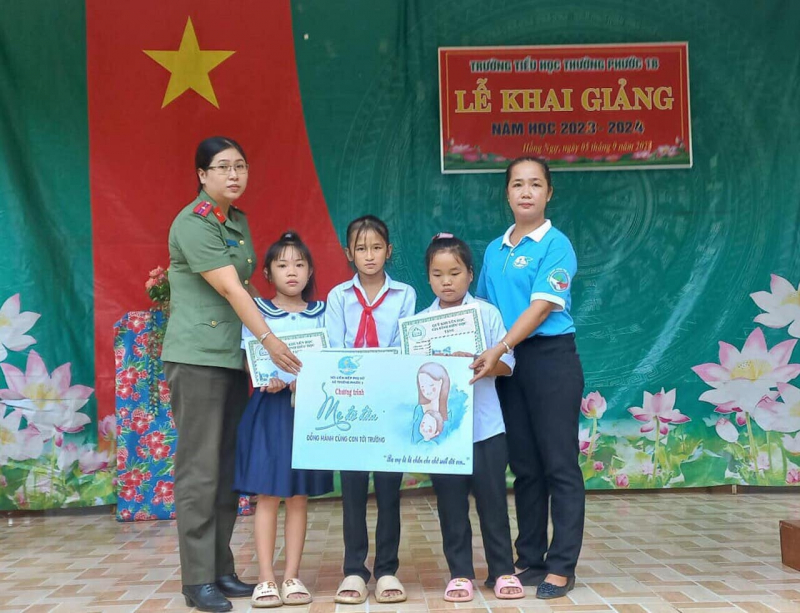“Mẹ đỡ đầu” của trẻ em vùng biên giới Tây Nam -0