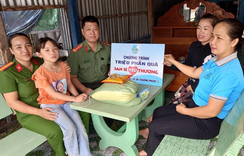 “Mẹ đỡ đầu” của trẻ em vùng biên giới Tây Nam -0