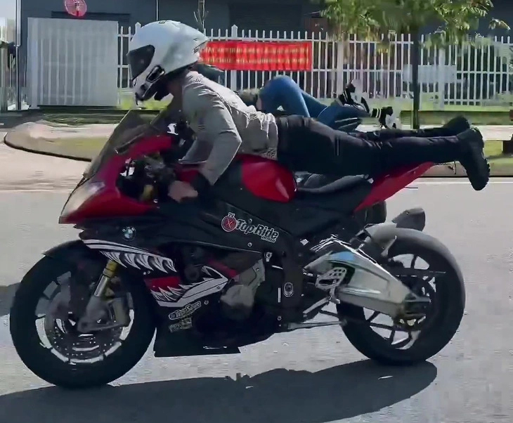 Người chỉ dẫn Ngọc Trinh “làm xiếc” trên mô tô bị xử phạt -0