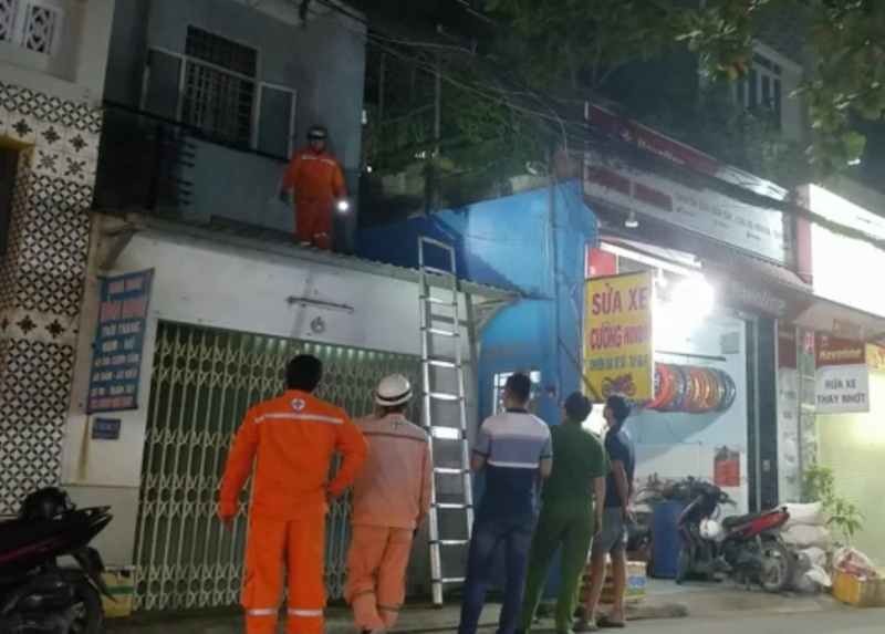 Gắn lan can sắt sau cơn mưa lớn, 1 người bị điện giật tử vong… -0