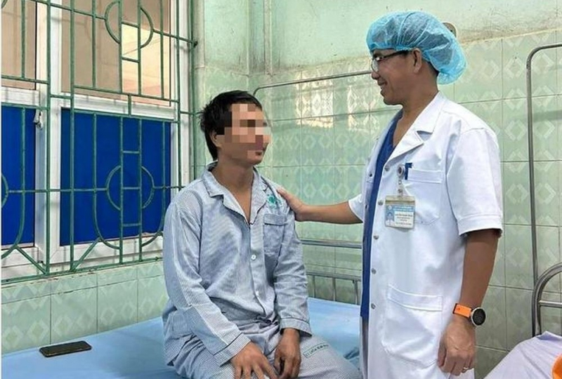 Người đàn ông đi làm rẫy bất ngờ bị “đạn lạc” gây thủng ngực -0