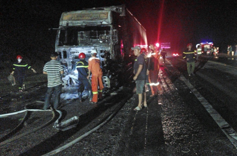 Xe container bốc cháy ngùn ngụt trên cao tốc La Sơn – Túy Loan -1