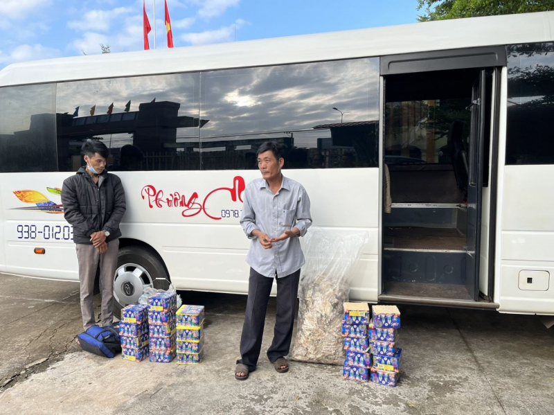 Bắt giữ 2 đối tượng vận chuyển pháo lậu bằng ô tô khách -0