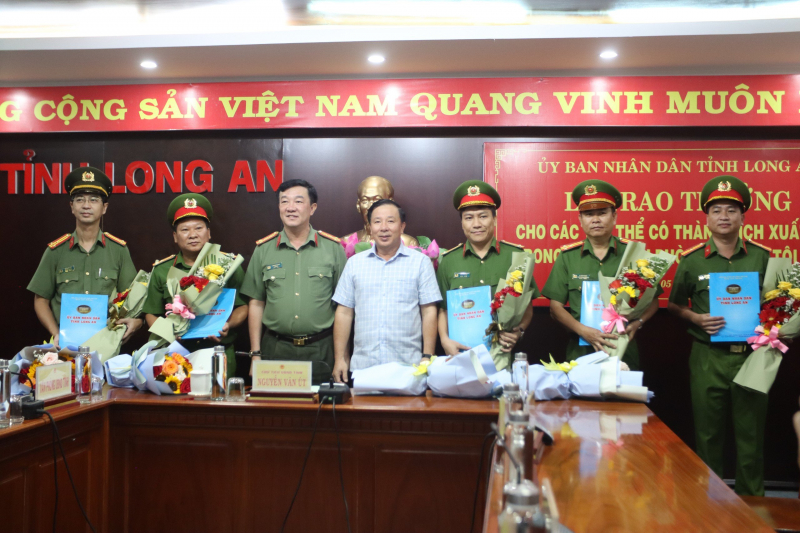 Tặng bằng khen cho 5 cá nhân có thành tích xuất sắc trong vụ bắt có bé gái 3 tuổi -0