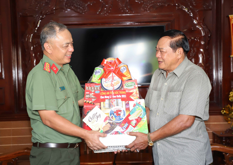 Công an tỉnh Sóc Trăng chúc mừng lễ Sene Đolta của đồng bào Khmer -2