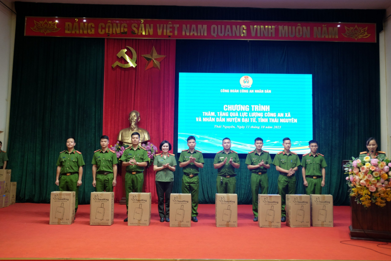 Đoàn đại biểu Công đoàn CAND dâng hương tại Khu di tích quốc gia 27/7, trao quà Công an xã và người có công -0
