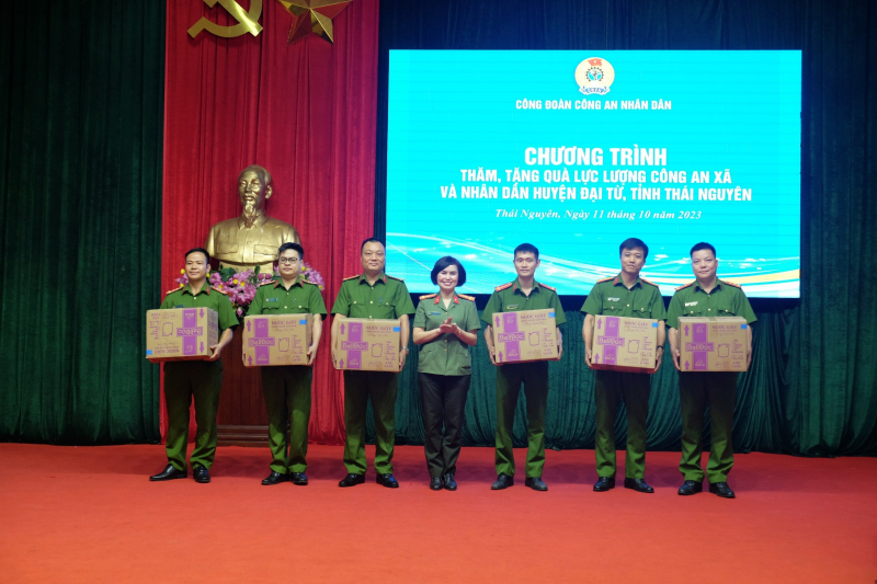 Đoàn đại biểu Công đoàn CAND dâng hương tại Khu di tích quốc gia 27/7, trao quà Công an xã và người có công -0