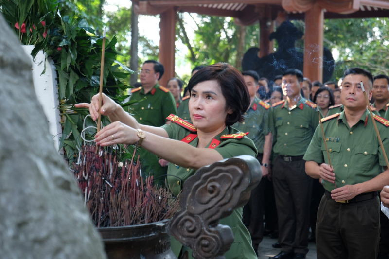 Đoàn đại biểu Công đoàn CAND dâng hương tại Khu di tích quốc gia 27/7, trao quà Công an xã và người có công -0