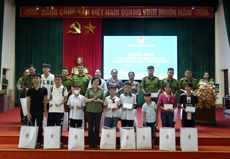 Đoàn đại biểu Công đoàn CAND dâng hương tại Khu di tích quốc gia 27/7, trao quà Công an xã và người có công -0