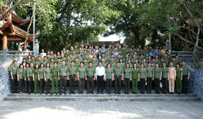 Đoàn đại biểu Công đoàn CAND dâng hương tại Khu di tích quốc gia 27/7, trao quà Công an xã và người có công -0