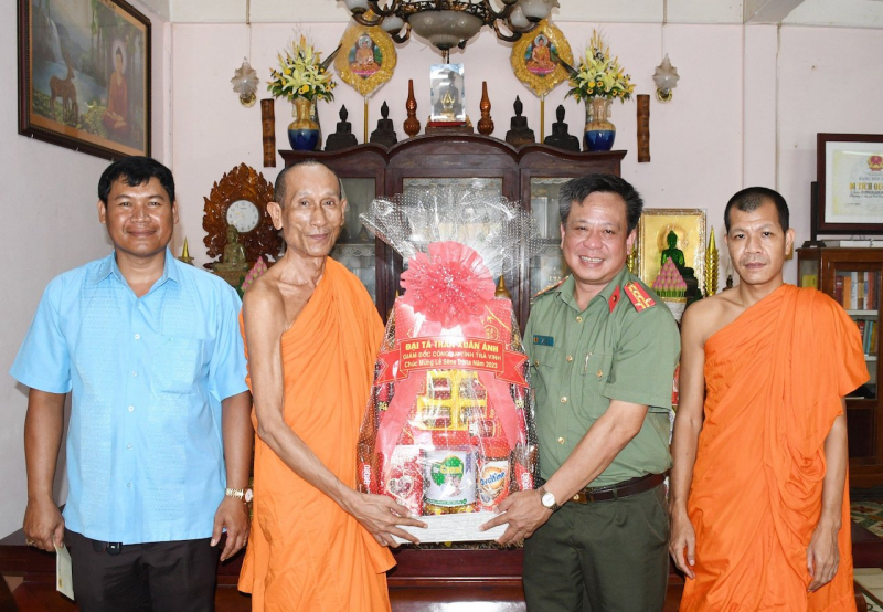 Thăm, tặng quà lễ Sêne Đôlta của đồng bào dân tộc Khmer -0