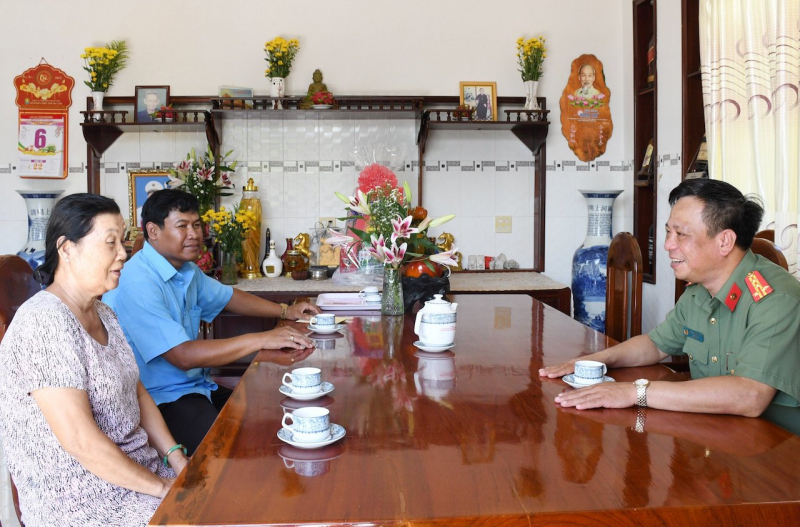 Thăm, tặng quà lễ Sêne Đôlta của đồng bào dân tộc Khmer -0