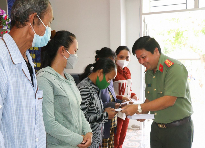Thăm, tặng quà lễ Sêne Đôlta của đồng bào dân tộc Khmer -0