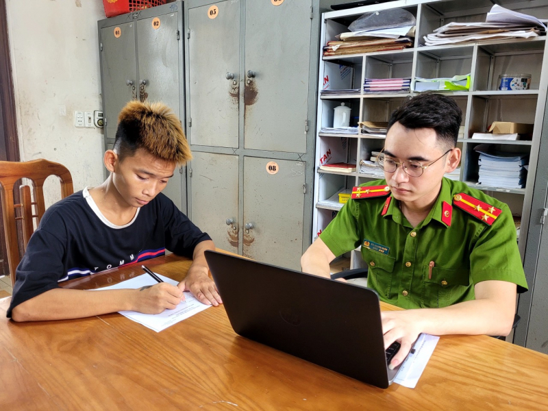 5 đối tượng phóng xe từ Hà Nội lên Tuyên Quang mang theo dao, kiếm để giải quyết mâu thuẫn -0