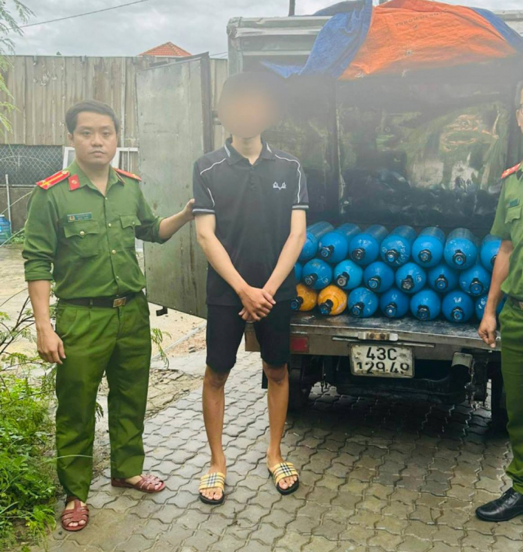 Tàng trữ gần 100 bình khí cười không nguồn gốc chuẩn bị đi tiêu thụ  -0