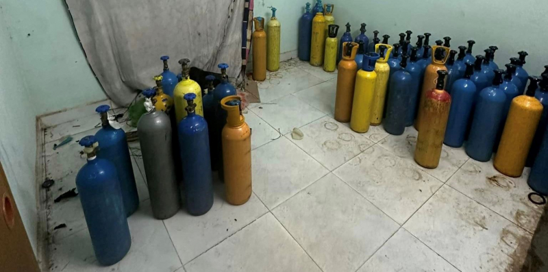 Tàng trữ gần 100 bình khí cười không nguồn gốc chuẩn bị đi tiêu thụ  -1