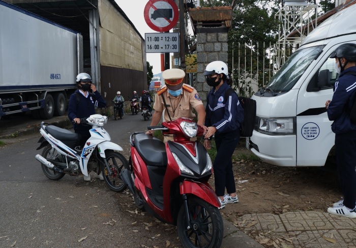 Xử lý nghiêm học sinh lái xe khi chưa đủ tuổi -0