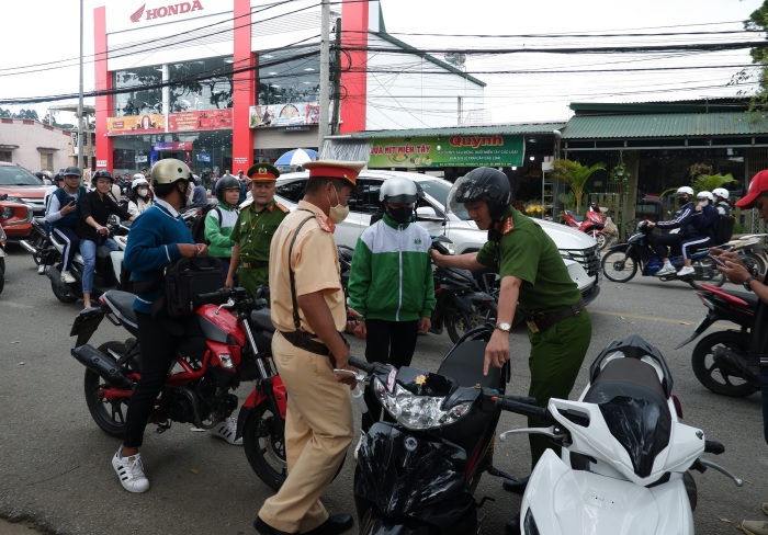 Xử lý nghiêm học sinh lái xe khi chưa đủ tuổi -0