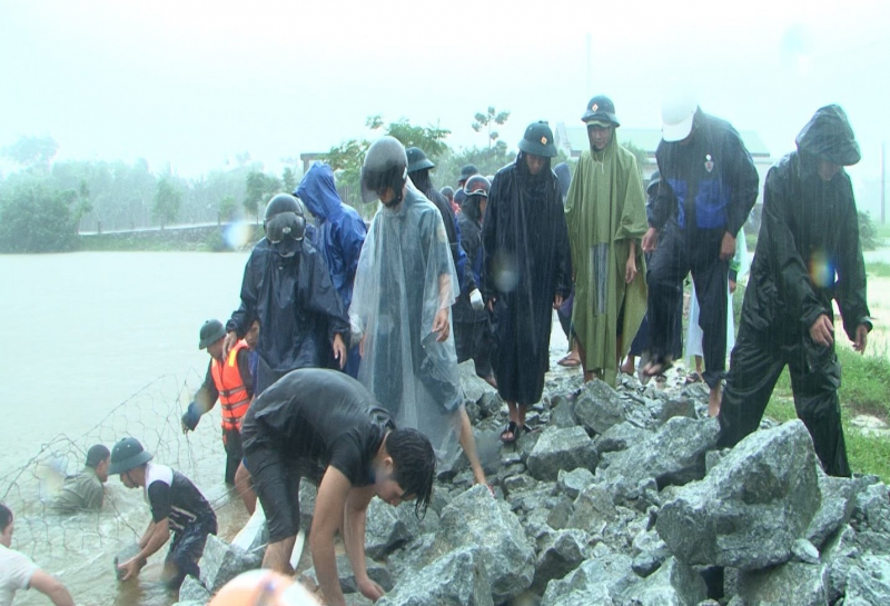 Kịp thời hỗ trợ người dân di dời khỏi vùng ngập lụt nguy hiểm -0