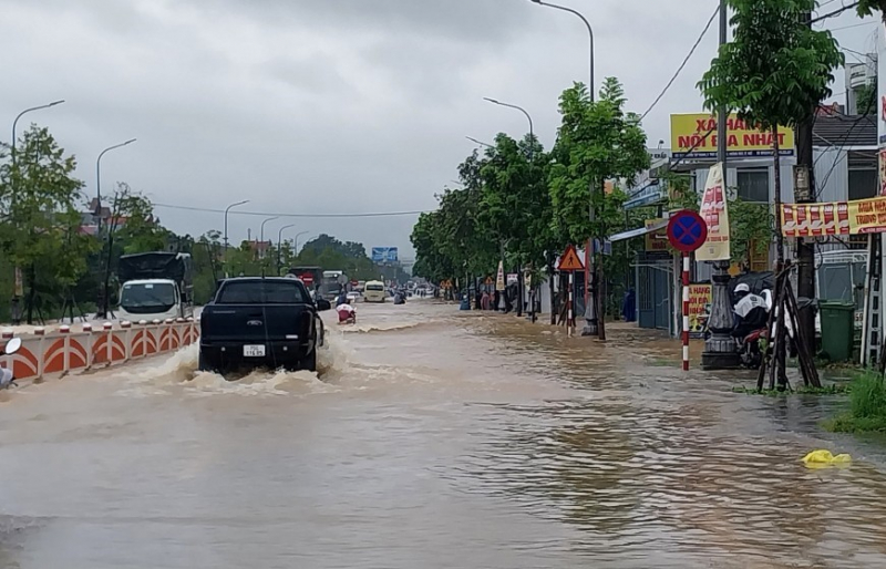 Thừa Thiên Huế mưa xối xả, hồ thủy điện điều tiết xả lũ về hạ du, học sinh nghỉ học -0