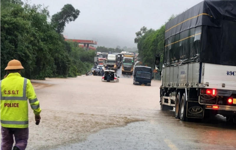 Quốc lộ 1A nhiều đoạn ngập sâu, CSGT lập chốt phong tỏa đèo Hải Vân -0