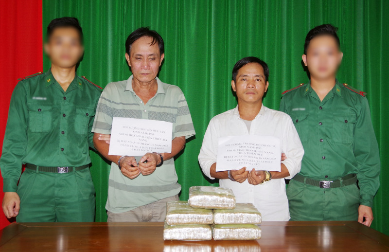 Liên tiếp bắt giữ vụ vận chuyển 5 bánh heroin và vận chuyển trái phép tiền tệ qua biên giới -0