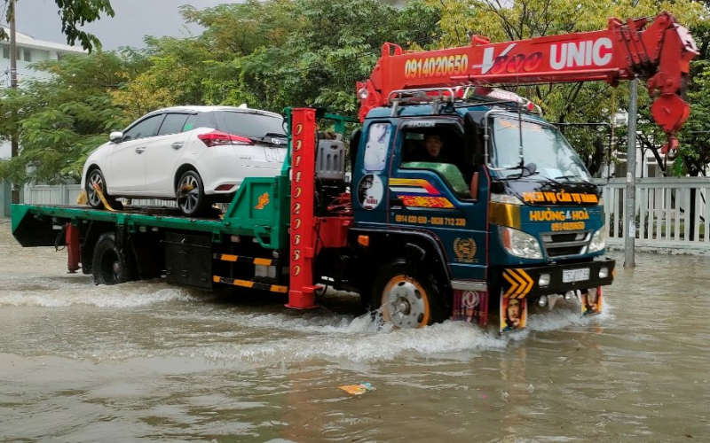 Kịp thời hỗ trợ người dân di dời khỏi vùng ngập lụt nguy hiểm -0