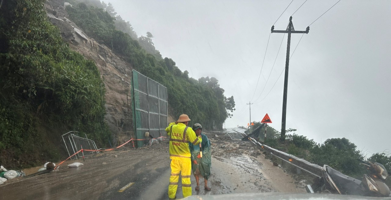 Đèo Hải Vân sạt lở do mưa lớn, lực lượng CSGT lập chốt phong tỏa các tuyến dẫn lên đường đèo  -0