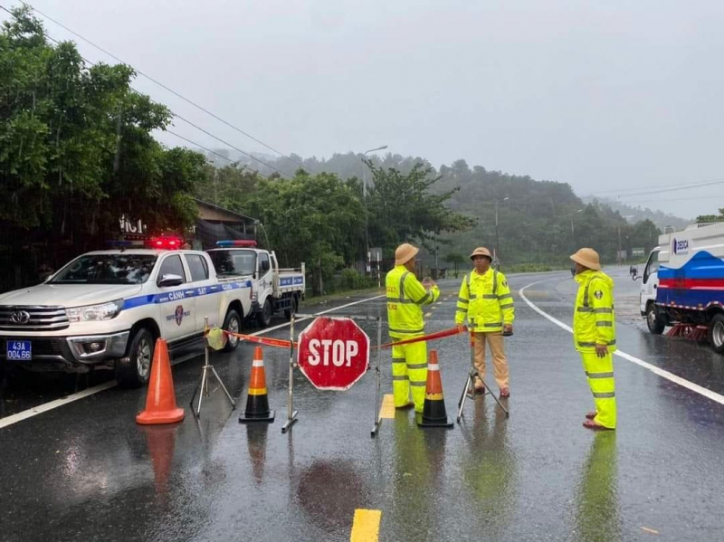 Đèo Hải Vân sạt lở do mưa lớn, lực lượng CSGT lập chốt phong tỏa các tuyến dẫn lên đường đèo -0