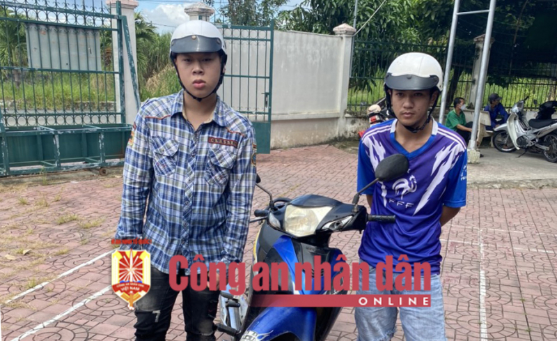 Bắt nhóm đối tượng dùng sơn vẽ quảng cáo trang cờ bạc online lên ghế đá -0