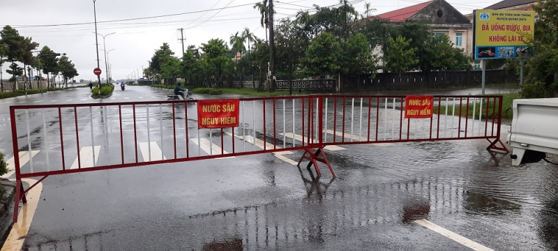 Tìm thấy thi thể 2 người đàn ông trong mưa lũ, khẩn trương đắp đê chống sạt lở -0